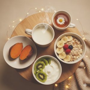 Các món ăn nhẹ giúp cải thiện giấc ngủ: sữa ấm, yến mạch + chuối, kiwi + sữa chua, khoai lang hấp, trà hoa cúc