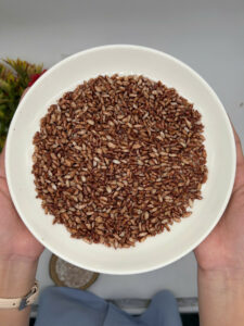 Cốm gạo lứt chiên dầu màu vàng sậm trong sản phẩm bánh ăn kiêng